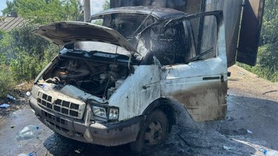 Пошкоджена обстрілом автівка у Красноторці на Донеччині 25 червня 2026 року