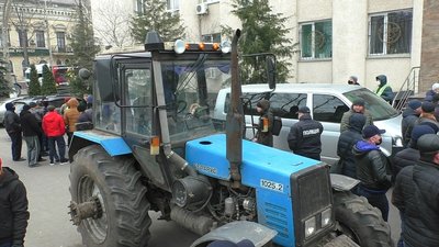 Проти штрафів. Миколаївські аграрії влаштували акцію під стінами податкової служби області Проти штрафів. Миколаївські аграрії влаштували акцію під стінами податкової служби області