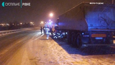 Біля зоопарку у Рівному зіткнулись вантажівки, одного з водіїв затисло Біля зоопарку у Рівному зіткнулись вантажівки, одного з водіїв затисло