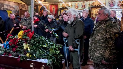 "Дякуємо, що загинув за країну". У Сумах поховали старшого сержанта Ігоря Дудка