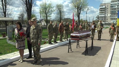 У Житомирі попрощалися з десантником Русланом Мошківським, який загинув від ворожої кулі У Житомирі попрощалися з десантником Русланом Мошківським, який загинув від ворожої кулі