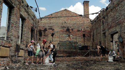 "Все виламано, розтрощено, спалено, розстріляно". Одесит став учасником рейв-толоки з відновлення села на Чернігівщині