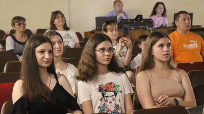 На Сумщині учні охтирської художньої школи відзначають випуск На Сумщині учні охтирської художньої школи відзначають випуск