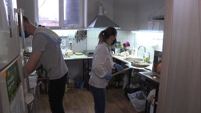Власники місцевої піцерії у Новгороді-Сіверському дозволили скористатися своєю кухнею. Власники місцевої піцерії у Новгороді-Сіверському дозволили скористатися своєю кухнею.