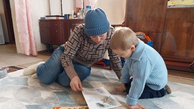 "Воюють, щоб не воювати дітям". На Сумщині бабуся виховує онуків, поки їхні батьки захищають країну "Воюють, щоб не воювати дітям". На Сумщині бабуся виховує онуків, поки їхні батьки захищають країну