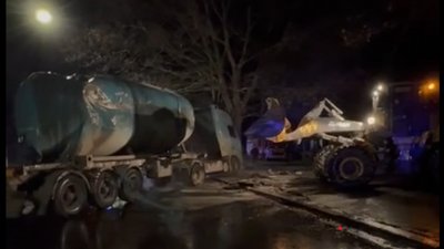 У Миколаєві перекинулася фура з олією. Комунальники ліквідують наслідки аварії