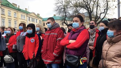У Львові працівники екстреної медичної допомоги вийшли на акцію протесту