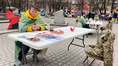 "Два серця в полоні": у Запоріжжі відбулася акція на підтримку українських полонених "Два серця в полоні": у Запоріжжі відбулася акція на підтримку українських полонених