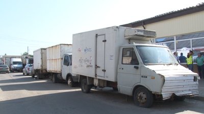 Торгували без договору: у Полтаві біля ринку прибрали чотири вантажівки Торгували без договору: у Полтаві біля ринку прибрали чотири вантажівки