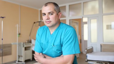 "Пройшов пекло Іловайська". Львівського лікаря нагородили Золотим Гербом міста