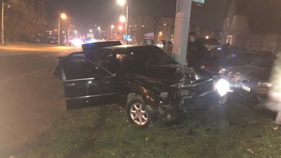 На Прикарпатті за добу два водії врізалися в електроопори На Прикарпатті за добу два водії врізалися в електроопори