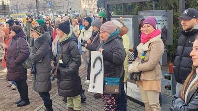 У Черкасах під міськрадою люди просили гроші на ЗСУ" У Черкасах під міськрадою люди просили гроші на ЗСУ"