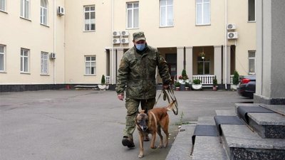 Кінологи та вибухотехніки провели обстеження приміщення, але вибухівку не знайшли. Фото: ГУ НП у Хмельницькій області Кінологи та вибухотехніки провели обстеження приміщення, але вибухівку не знайшли. Фото: ГУ НП у Хмельницькій області