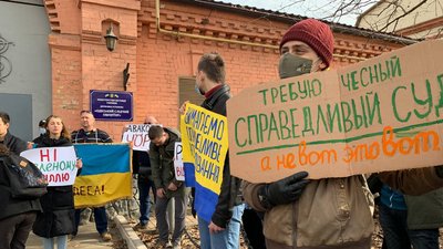 "Руки геть": біля одеського СІЗО влаштували акцію на підтримку Стерненка