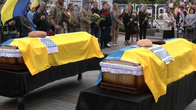 У Рівному попрощались із загиблими бійцями В'ячеславом Дмитруком та Валерієм Петрицюком
