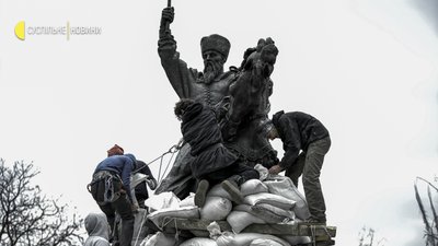 У Києві захищають пам’ятники від російських обстрілів У Києві захищають пам’ятники від російських обстрілів