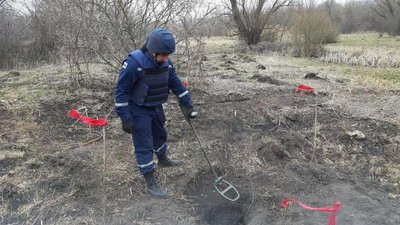 На Рівненщині біля церкви знайшли та знешкодили снаряд часів Другої Світової На Рівненщині біля церкви знайшли та знешкодили снаряд часів Другої Світової