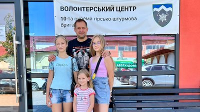 "Великі справи маленькими серцями!" Як у Калуші та Коломиї діти для ЗСУ гроші збирали "Великі справи маленькими серцями!" Як у Калуші та Коломиї діти для ЗСУ гроші збирали