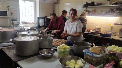 Готують їжу та запасають продукти – у сумському кафе працюють волонтери