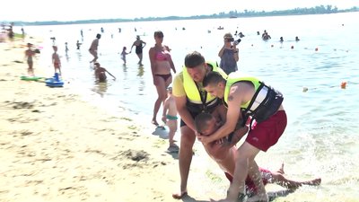 Співробітники ДСНС розповіли херсонцям на пляжах міста правила поведінки на воді Співробітники ДСНС розповіли херсонцям на пляжах міста правила поведінки на воді