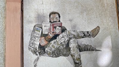 Виставка на вікнах пошкодженого обстрілами РФ Будинку вчителя: у Херсоні з’явилася перша вулична галерея Виставка на вікнах пошкодженого обстрілами РФ Будинку вчителя: у Херсоні з’явилася перша вулична галерея