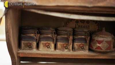 Як демонтували шафу з півником, яка стане експонатом Музею революції гідності Як демонтували шафу з півником, яка стане експонатом Музею революції гідності