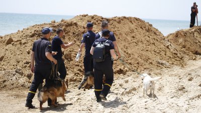 Зсув ґрунту на Одещині: пошуки людей, які могли опинитися під завалом, тривають Зсув ґрунту на Одещині: пошуки людей, які могли опинитися під завалом, тривають