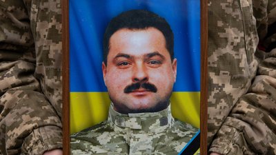 В Ужгороді попрощалися із полеглим на війні Сергієм Грабом В Ужгороді попрощалися із полеглим на війні Сергієм Грабом