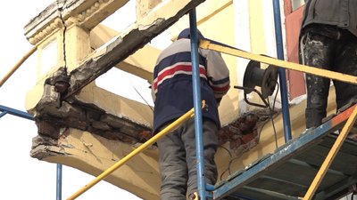 Залишки балкону харківського художнього музею почали демонтувати Залишки балкону харківського художнього музею почали демонтувати
