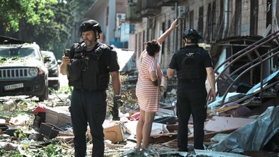 Поліцейські та місцеві жителі на місці ракетного удару у Немишлянському районі Харкова