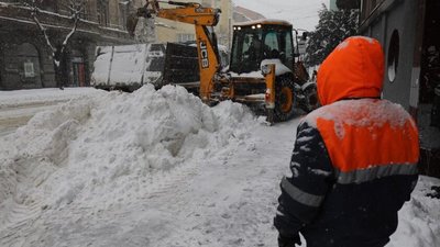 Залучили майже 1500 двірників: у Львові прибирають вулиці від снігу