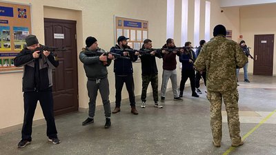 "Якщо щось трапиться, хотілося б бути корисним". В Одесі відкрили курси бойової підготовки