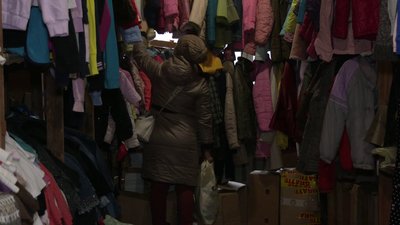 Теплі ковдри, одяг та взуття: у Рівному волонтери збирають зимові речі для переселенців