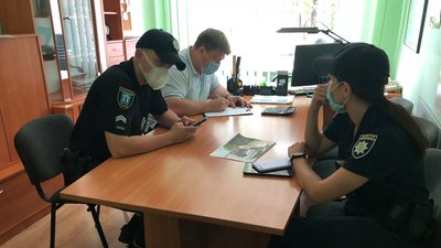 Викидав сміття на трасу і попався на фото: на Рівненщині шукають водія-порушника Викидав сміття на трасу і попався на фото: на Рівненщині шукають водія-порушника