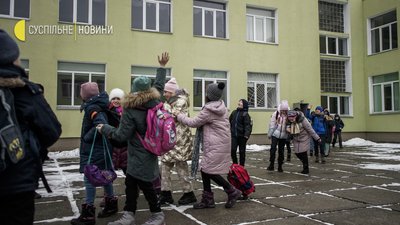 У Києві рятувальники та правоохоронці навчають школярів мінної безпеки У Києві рятувальники та правоохоронці навчають школярів мінної безпеки