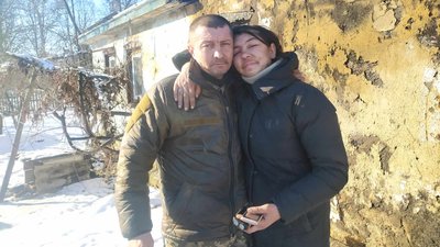 На Хмельниччині бійцю, у якого згоріла хата, за гроші громади купили нову