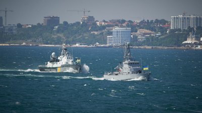 День ВМСУ: в морі показово "врятували" корабель та спустили на воду вінок