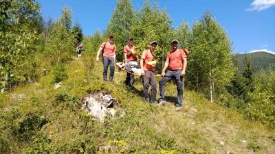 Рятувальники Івано-Франківщини допомогли жінці, яка травмувала ногу в Карпатах