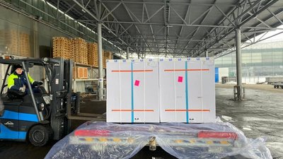 В Україну прибула перша партія вакцини проти COVID-19 В Україну прибула перша партія вакцини проти COVID-19