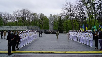 9 травня у Харкові: до Меморіалу Слави несуть квіти 9 травня у Харкові: до Меморіалу Слави несуть квіти