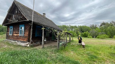 Садить город та носить воду з криниці: у 91 рік волинянка сама живе та господарює на хуторі Садить город та носить воду з криниці: у 91 рік волинянка сама живе та господарює на хуторі