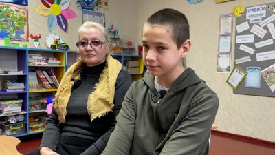 Повернувся з російського полону і шукає маму: історія 13-річного Сашка з Маріуполя, якого бабуся забрала на Чернігівщину