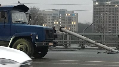 У Києві відновили рух Шулявським шляхопроводом, електроопори підняли