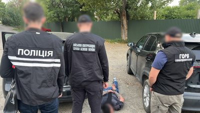 10 тисяч доларів з людини: в Ужгороді затримали підозрюваного у переправленні чоловіків
