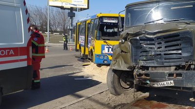 Вісім травмованих: у Луцьку аварія за участі маршрутки Вісім травмованих: у Луцьку аварія за участі маршрутки