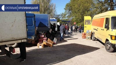 У Кропивницькому продавці організували стихійну торгівлю біля воріт овочевого ринку У Кропивницькому продавці організували стихійну торгівлю біля воріт овочевого ринку