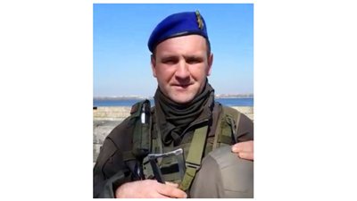 Є зброя – слово. Боєць з Дніпра у хвилини перепочинку на службі записує поезію українських класиків