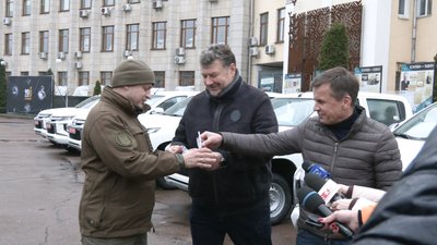 У Житомирі для українських захисників передали 10 пікапів та 50 FPV-дронів У Житомирі для українських захисників передали 10 пікапів та 50 FPV-дронів