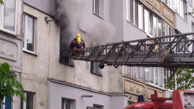 В Івано-Франківську під час пожежі врятували жінку В Івано-Франківську під час пожежі врятували жінку