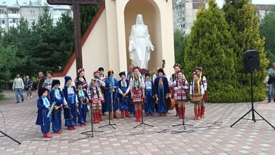 Співають біля церкви: в Тернополі дитячий ансамбль збирає гроші для ЗСУ Співають біля церкви: в Тернополі дитячий ансамбль збирає гроші для ЗСУ